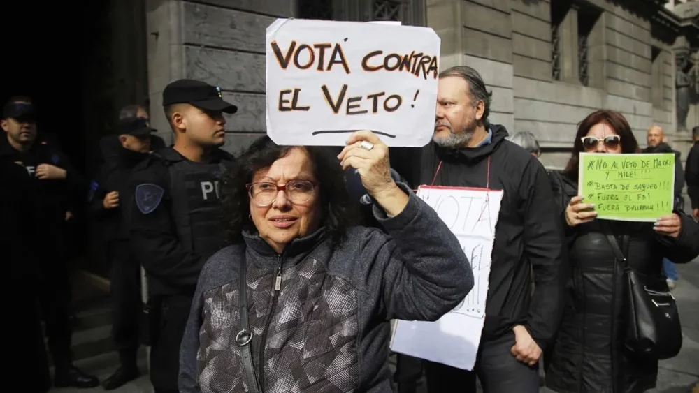 Jubilados pidieron ante la justicia la inconstitucionalidad del veto presidencial a la movilidad.