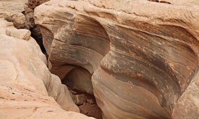 Icónica cueva de más de 500 metros e profundidad atrae a turistas en Arabia Saudita