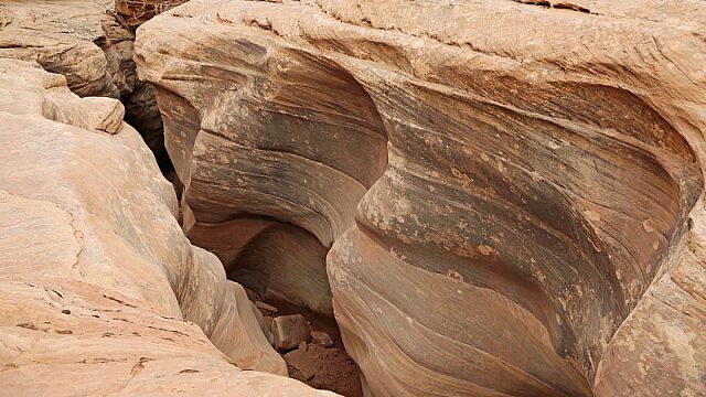 Icónica cueva de más de 500 metros e profundidad atrae a turistas en Arabia Saudita