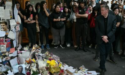 El emotivo momento del padre de Liam Payne, Geoff, frente al altar que hicieron las fans en la puerta del hotel donde murió su hijo