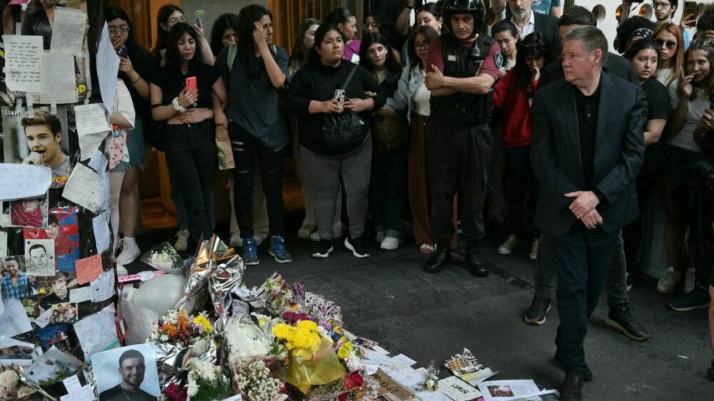 El emotivo momento del padre de Liam Payne, Geoff, frente al altar que hicieron las fans en la puerta del hotel donde murió su hijo