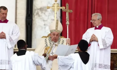 La iglesia católica tiene 14 nuevos santos.