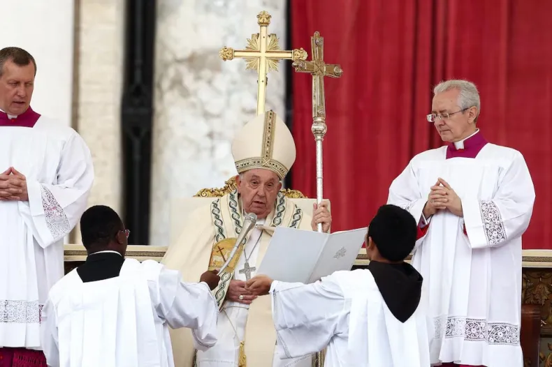 La iglesia católica tiene 14 nuevos santos.