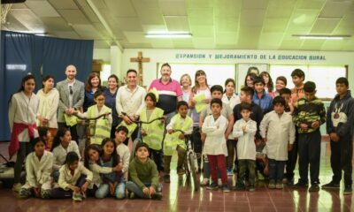 Gobierno entregó chalecos reflectivos a estudiantes de Angaco