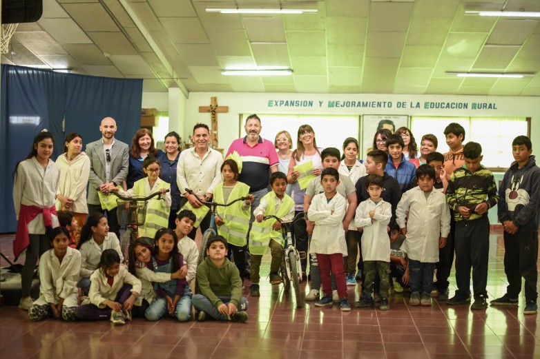 Gobierno entregó chalecos reflectivos a estudiantes de Angaco