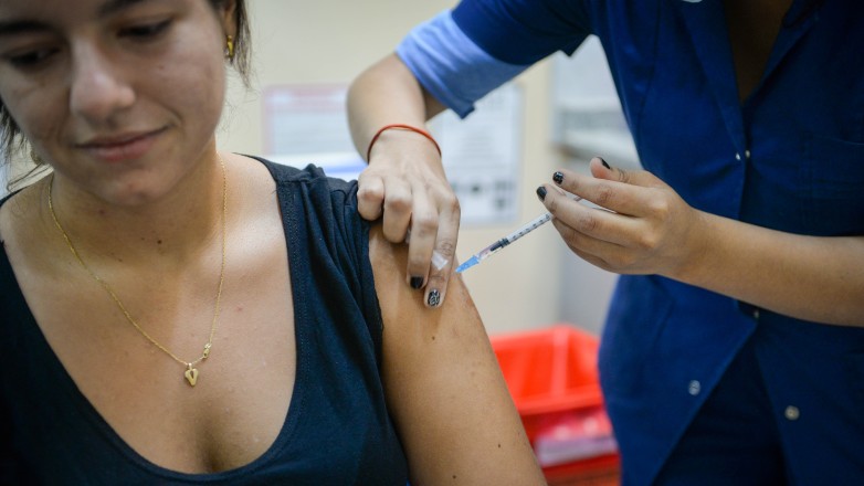 Inicia la vacunación contra el dengue en San Juan.