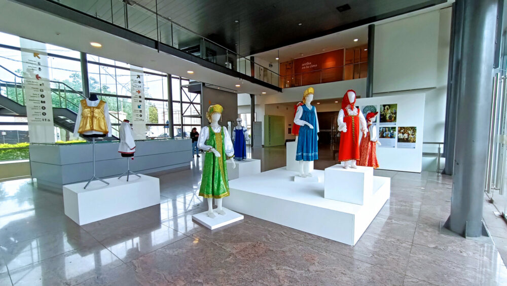 Prendas tradicionales rusas en el Museo Provincial de Bellas Artes de San Juan.