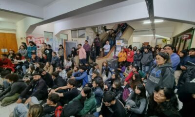 En protesta de veto presidencial estudiantes de la UNSJ tomaron el establecimiento.