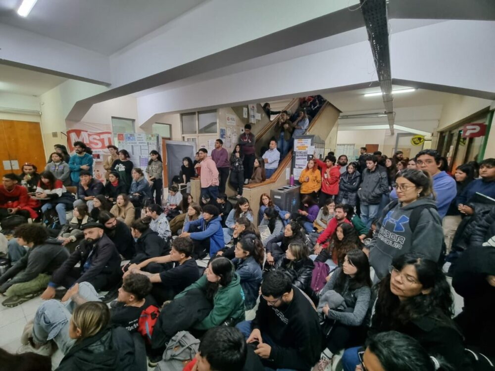 En protesta de veto presidencial estudiantes de la UNSJ tomaron el establecimiento.