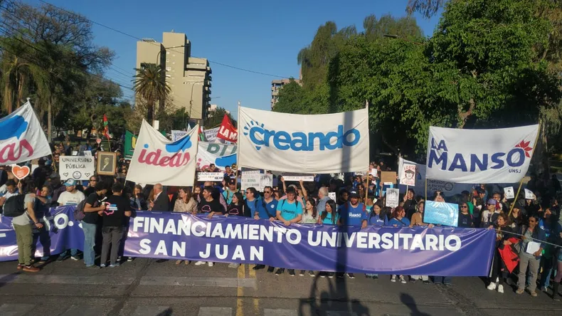 Millones de personas apoyaron la marcha universitaria, pero igual el presidente emitió su veto.