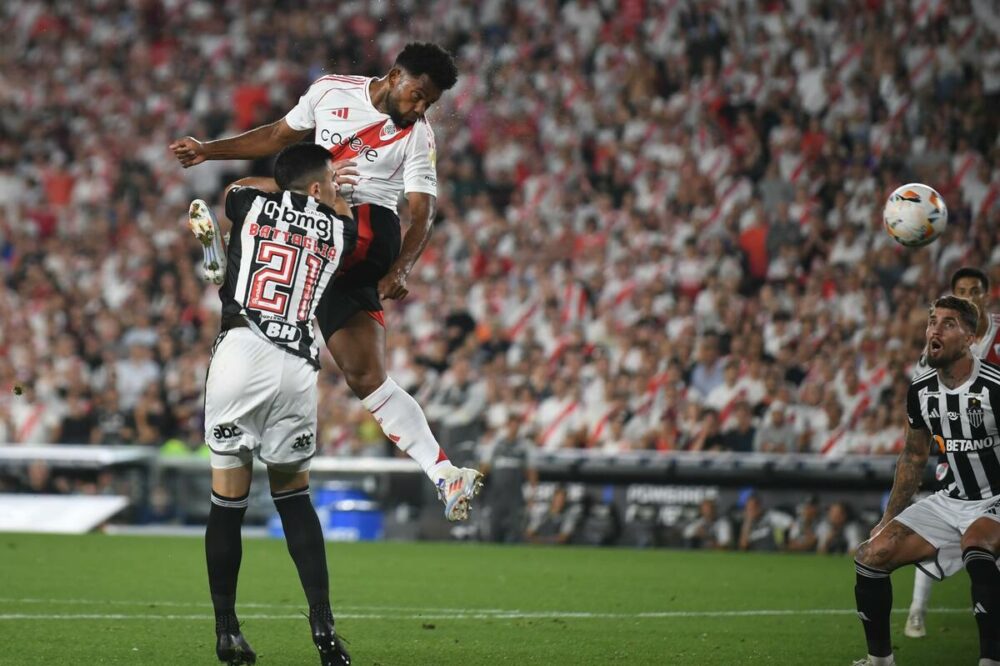 River empieza a presionar contra el arco de Mineiro