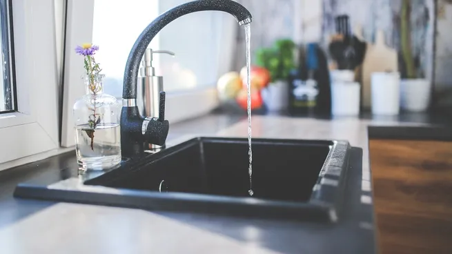 El infalible truco de limpieza para destapar la bacha de la cocina que se hizo viral en Tik Tok