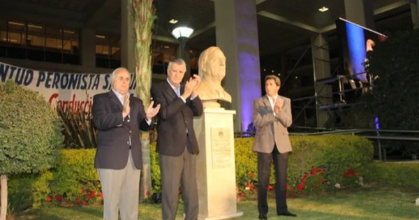 Además del busto de Néstor Kirchner, piden cambiar el nombre de escuelas y barrios