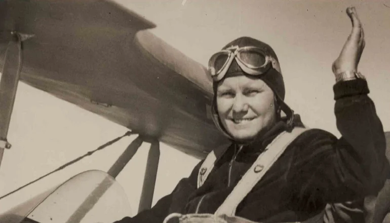 Quién es Carola Lorenzini, la primera mujer piloto de Argentina