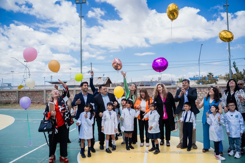 Con una suelta de globos comenzó la Semana de Educación Primaria