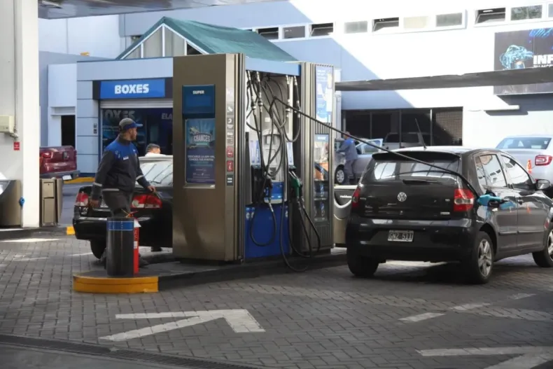 Volverán a aumentar los combustibles: cuánto valdrán el litro de nafta y gasoil a partir de este domingo