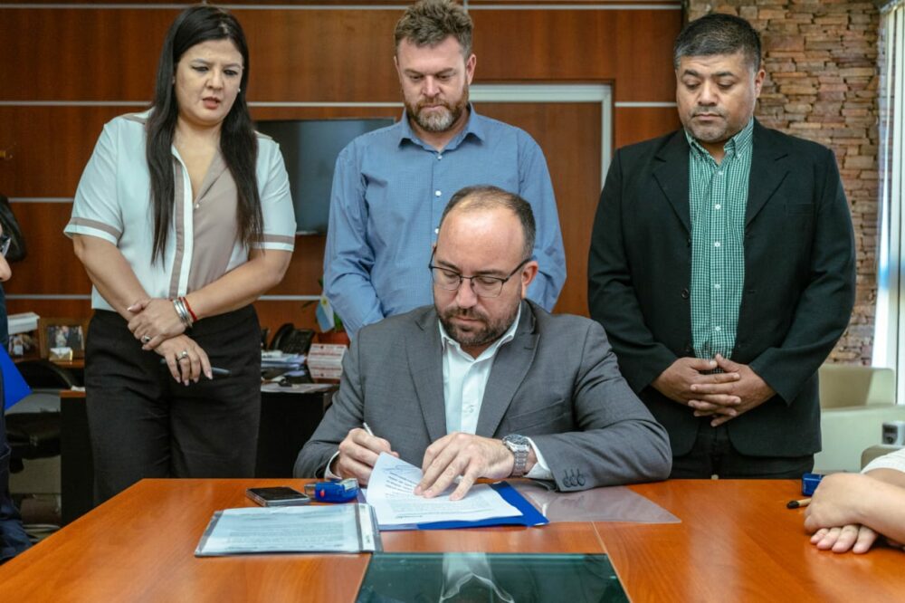 Firma de acta de intención entre la Municipalidad de Rivadavia y la Facultad de Ciencia Sociales de la UNSJ