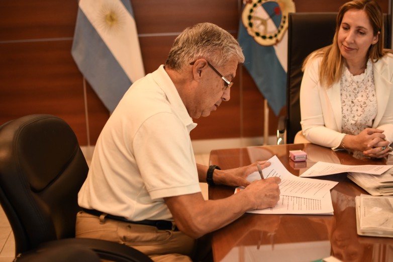 Gobierno recibió un centenar de fotografías históricas de Vialidad