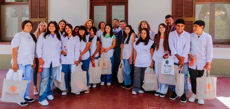 Alumnos de Marayes visitaron al gobernador Orrego