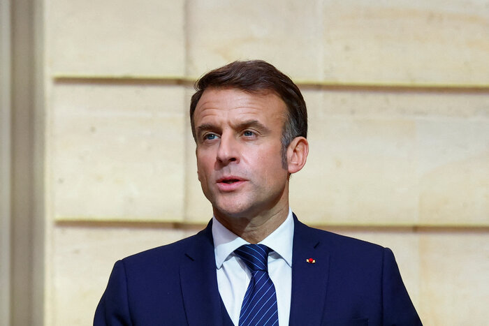 Emmanuel Macron homenajeó en la Iglesia de la Santa Cruz a los desaparecidos