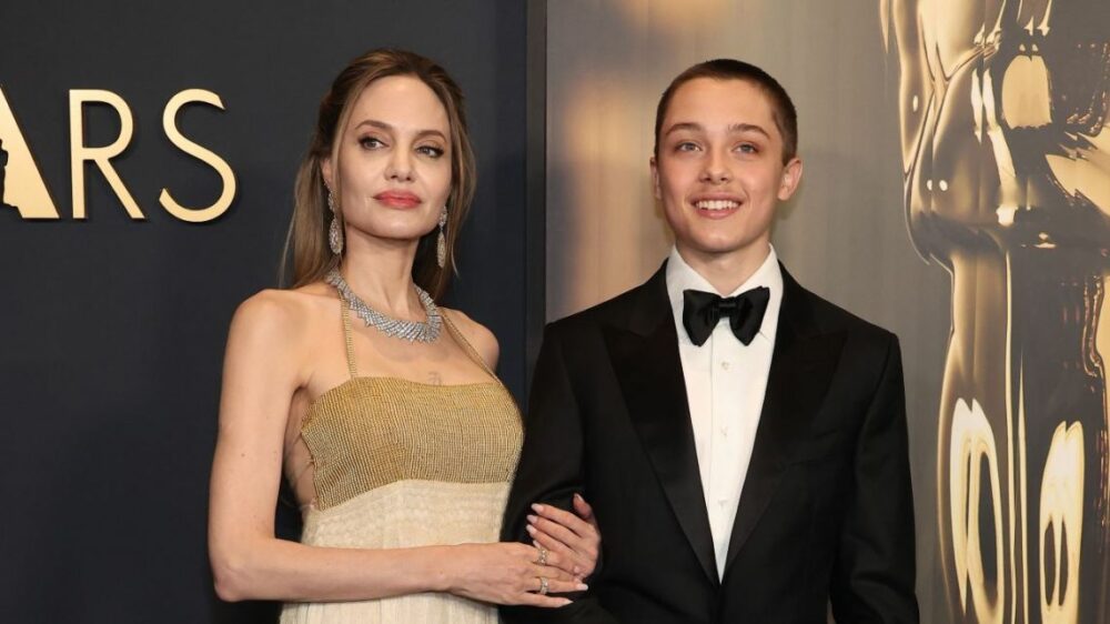 El video de Angelina Jolie y su hijo Knox en la fiesta de los Governors Awards que se hizo viral