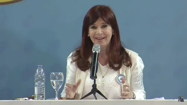 Cristina sobre Javier Milei: «Vieron que siempre va a lugares donde solo van multimillonarios, nunca a una escuela»