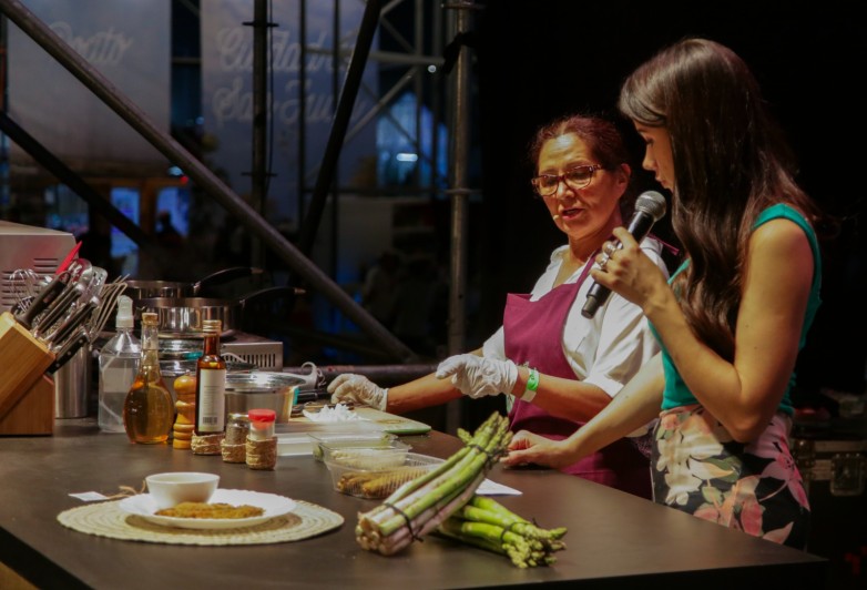 Desde humita en chala y patay a puchero, la cocina en vivo atrapa al público