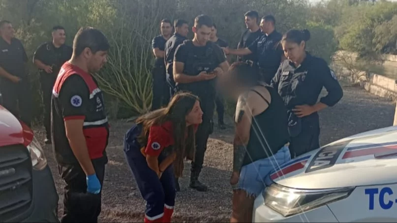 Rivadavia: una mujer que se arrojó a un canal fue salvada por la policía