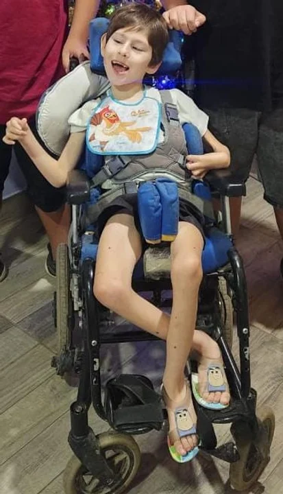 El pequeño Benicio necesita que su obra social le entregue su nueva silla postural