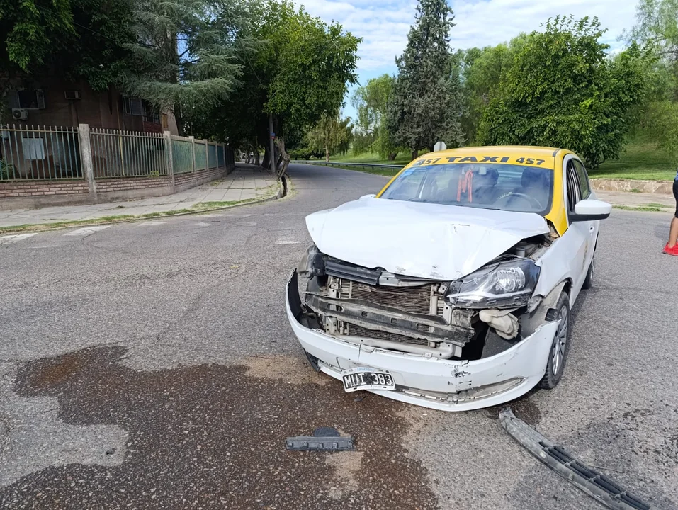 Un colectivo de la Red Tulum chocó contra un taxi en Concepción