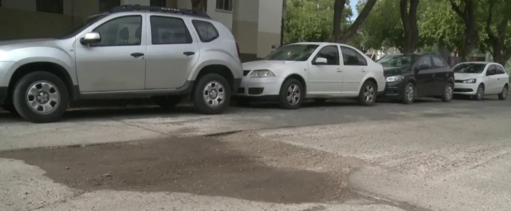 Una obra inconclusa generó un terrible bache en pleno centro