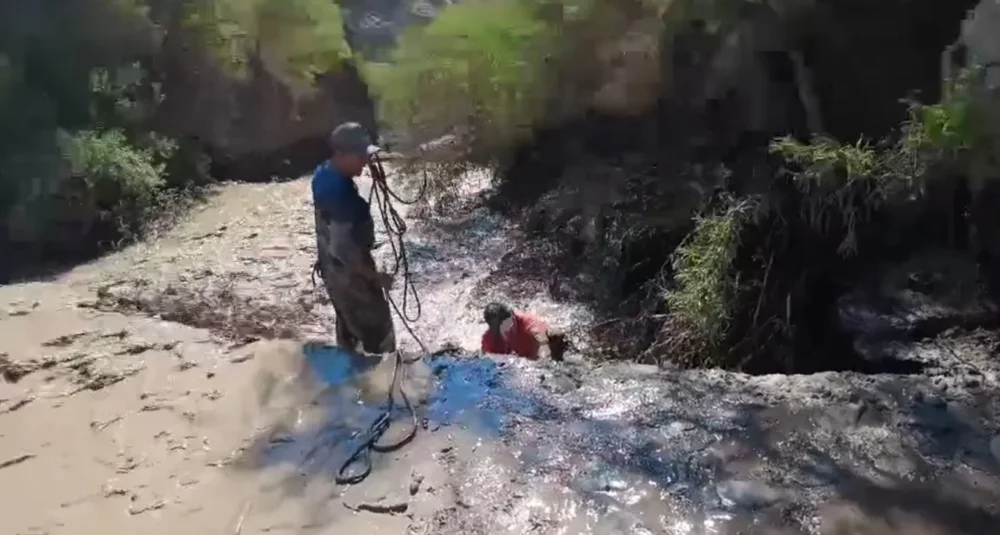 Un joven fue arrastrado por la creciente en Sarmiento y todavía no lo han encontrado