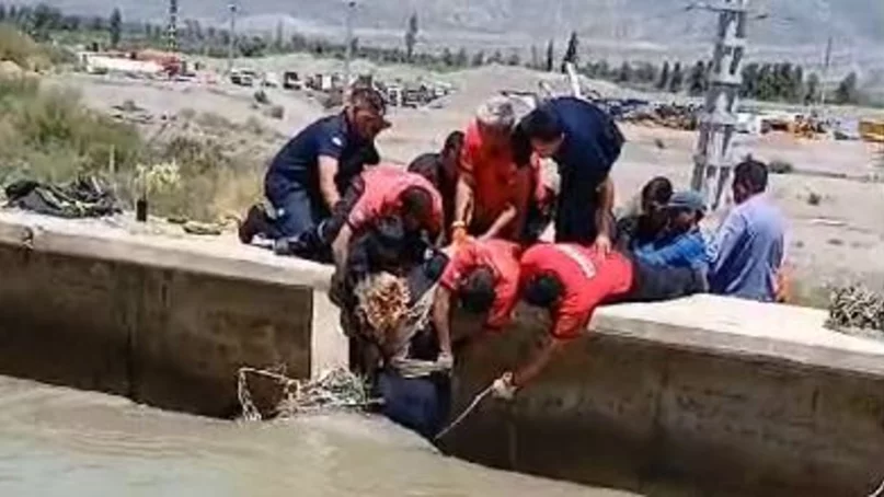 Rescataron a una mujer de morir ahogada en un canal de San Juan