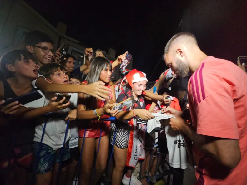 Llegó River y los jugadores se pusieron del lado de la gente