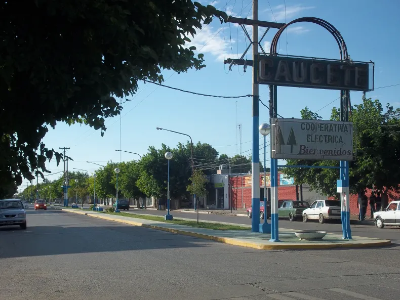 Aprehenden a un hombre por robo en un auto mientras los dueños dormían