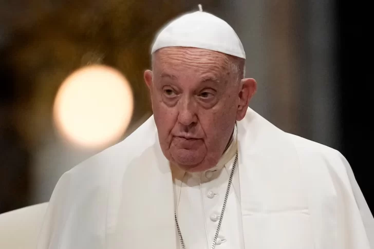 El Vaticano informó que el papa Francisco padece una “infección polimicrobiana” con “un cuadro clínico complejo”