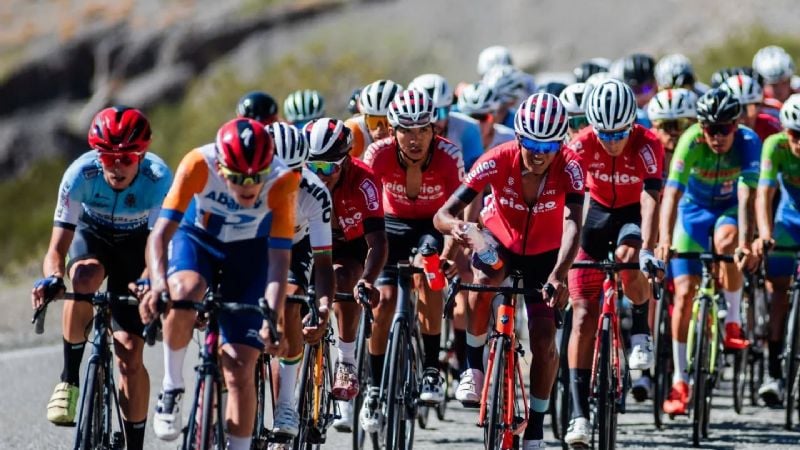 Vuelta a San Juan: bajo un intenso calor los ciclistas buscan el podio en la Difunta