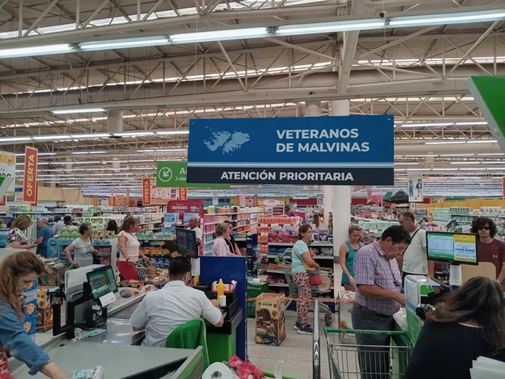 Un supermercado de San Juan brinda atención prioritaria en sus cajas para Veteranos de Malvinas