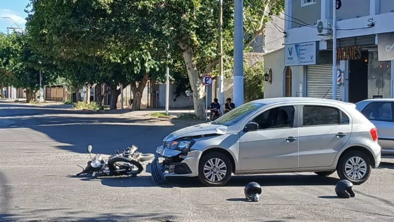 Motociclista fue embestido por un auto en Rivadavia