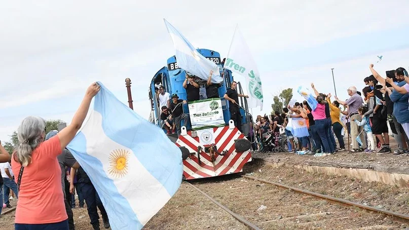 Más de 2.000 personas esperaron el regreso de un tren de pasajeros a San Juan